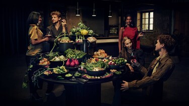 Schlemmen mit einem Tisch voller Gemüse